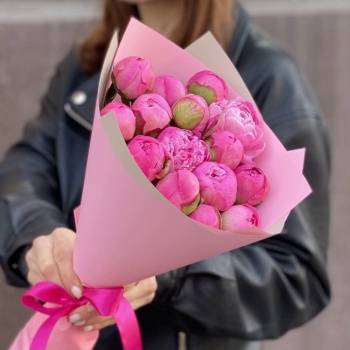 Букет из 15 розовых пионов